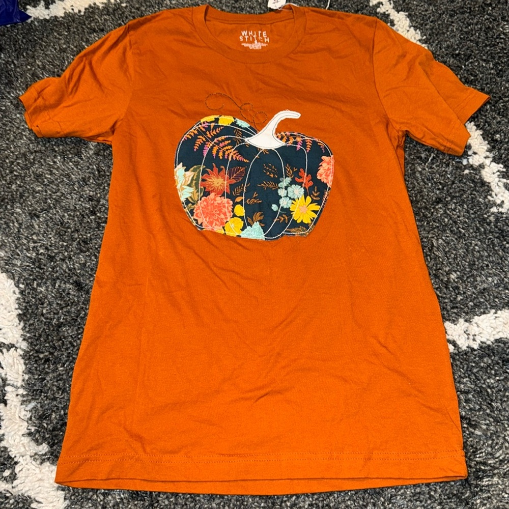 10 for $15 SALE ⭐️ Women’s burnt orange appliqué pumpkin fall t-shirt small